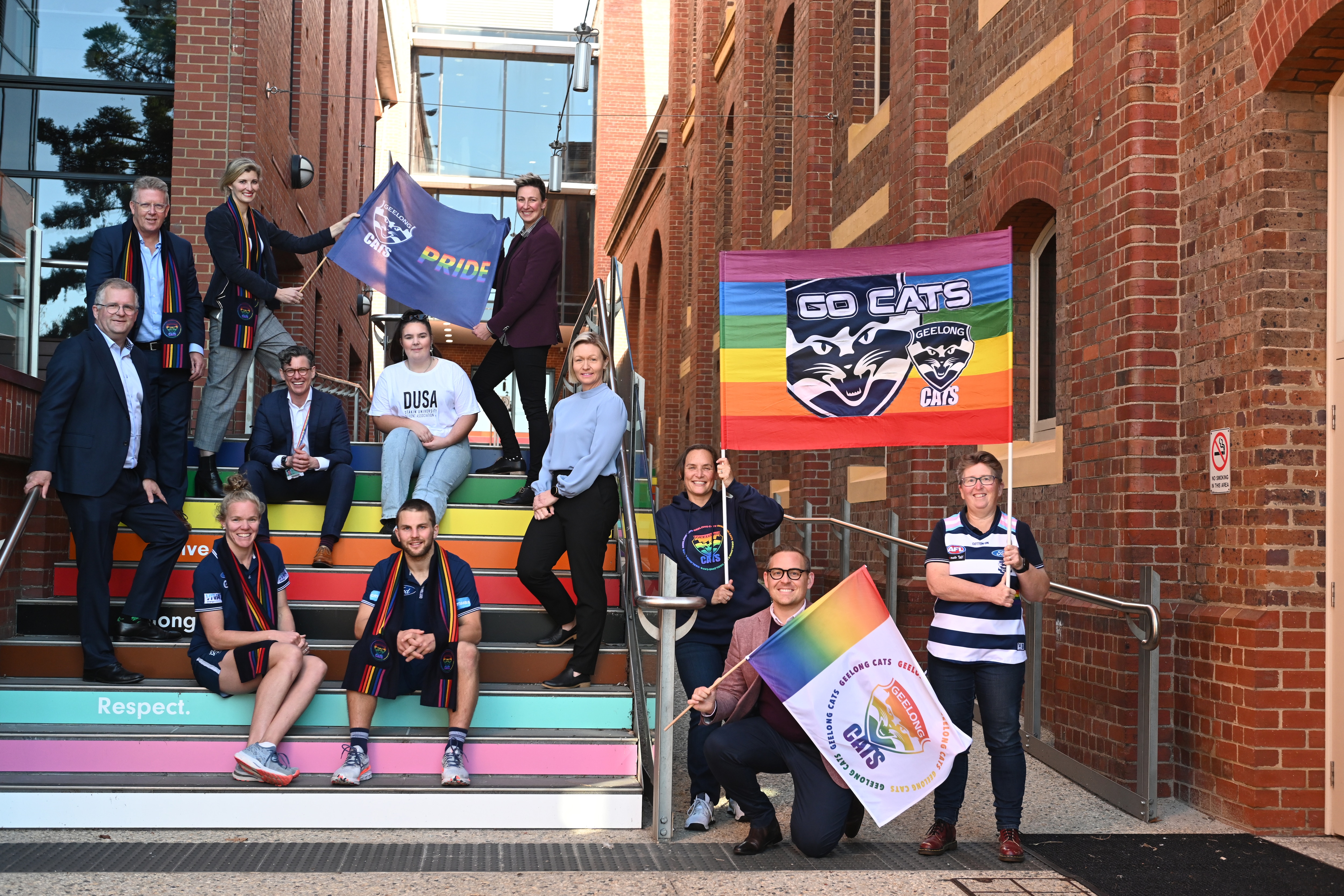 Porno uni tizzasiga qoydi va pashshasini yechdi